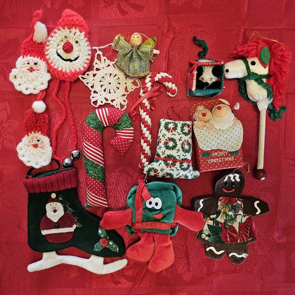 Assorted Christmas Decorations And Ornaments 14 Pieces